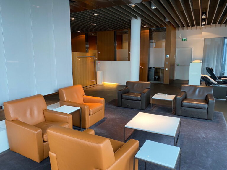 Ugh: Misdirected Delay Frustration In The Lufthansa First Class Terminal