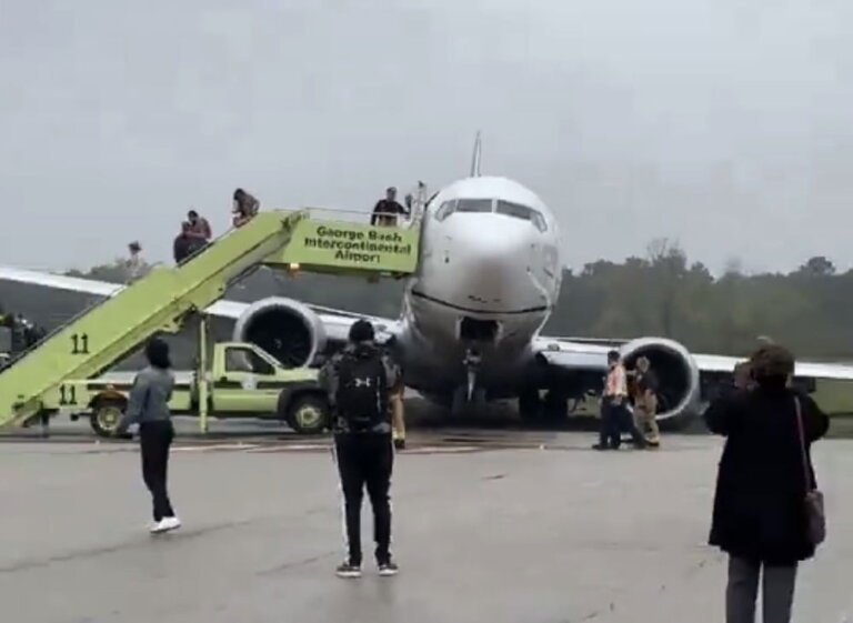 United Captain Runs 737 Off Runway: The Cockpit Voice Recorder Is Fascinating
