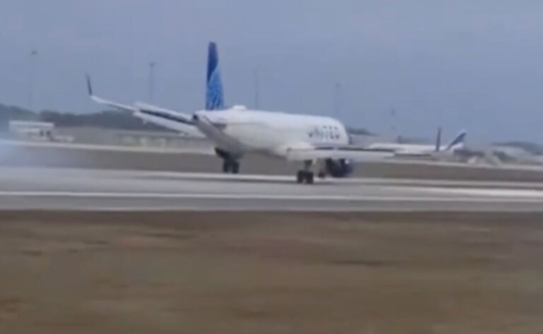 Ouch: United Airbus A321neo Has Wild Landing In Orlando, Loses Nose Wheel