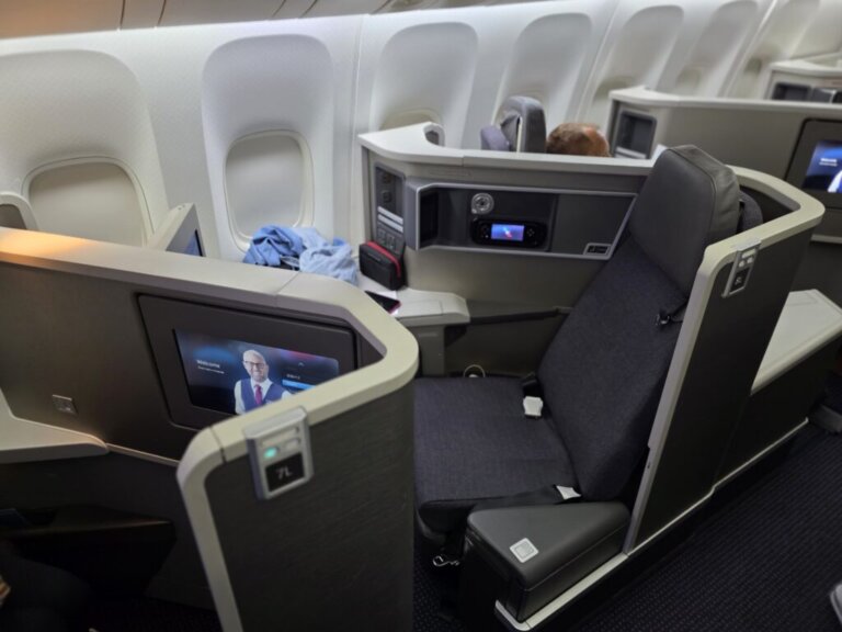 Dancing With The Stars Winner Says A Delta Flight Attendant Kept Shushing Her Toddler On Sydney Flight — “13 Hours Is Not Quiet Time!”