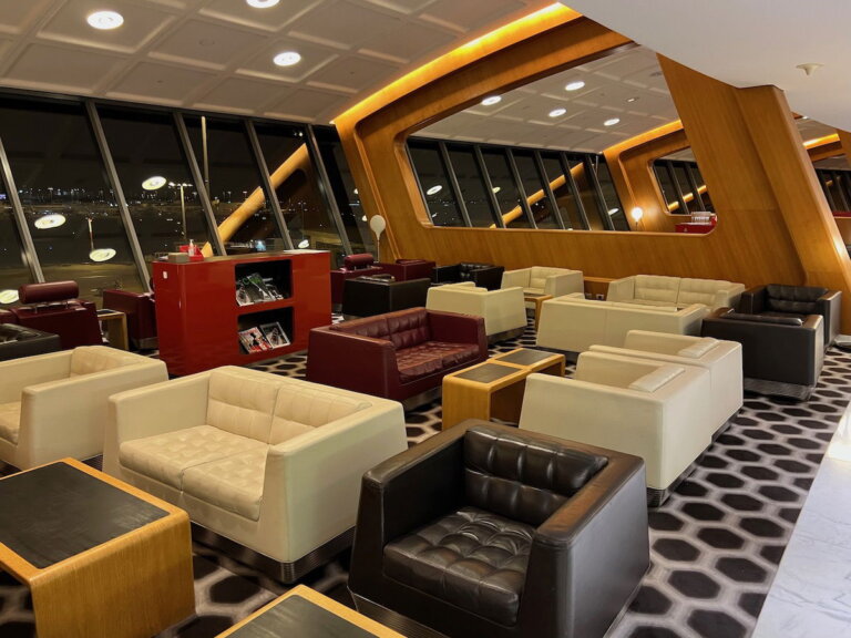 Oneworld Airport Lounge Access Explained: Who Gets Entry?