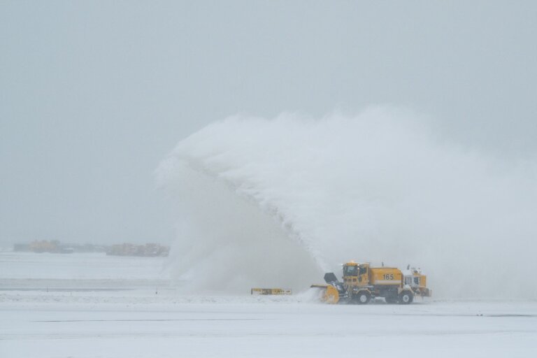 Airlines preemptively cancel Saturday flights ahead of Winter Storm Gianna