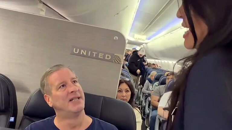 United Airlines Removes Deaf Passenger After Off-Duty Employee Complains—She ‘Wasn’t Listening’