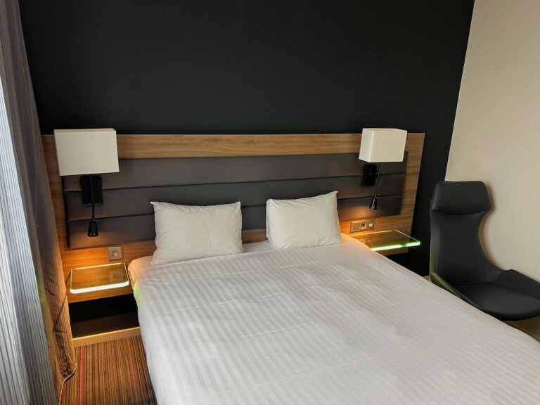 American Flight Attendants Accuse Management Of Hotel Cost Cutting