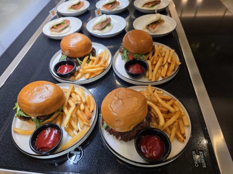 Airport Lounge Guest Ordered Six Burgers And Filled Duffel Bags With Food — This Is Why Nice Things Don’t Last